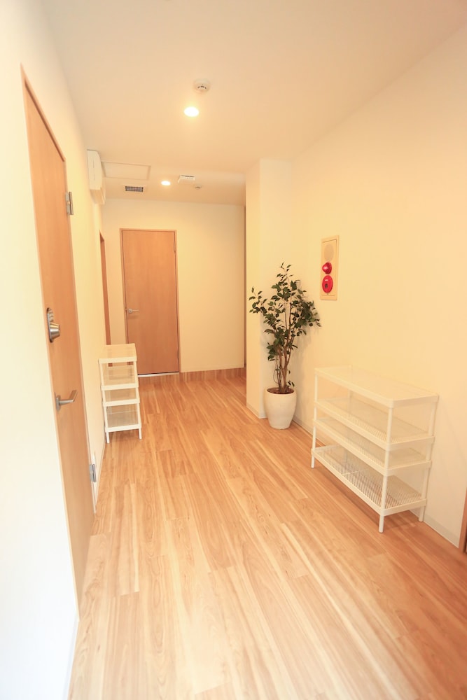 デラックスツインルーム (8号室) リビング エリア0 | コインズホステル天神