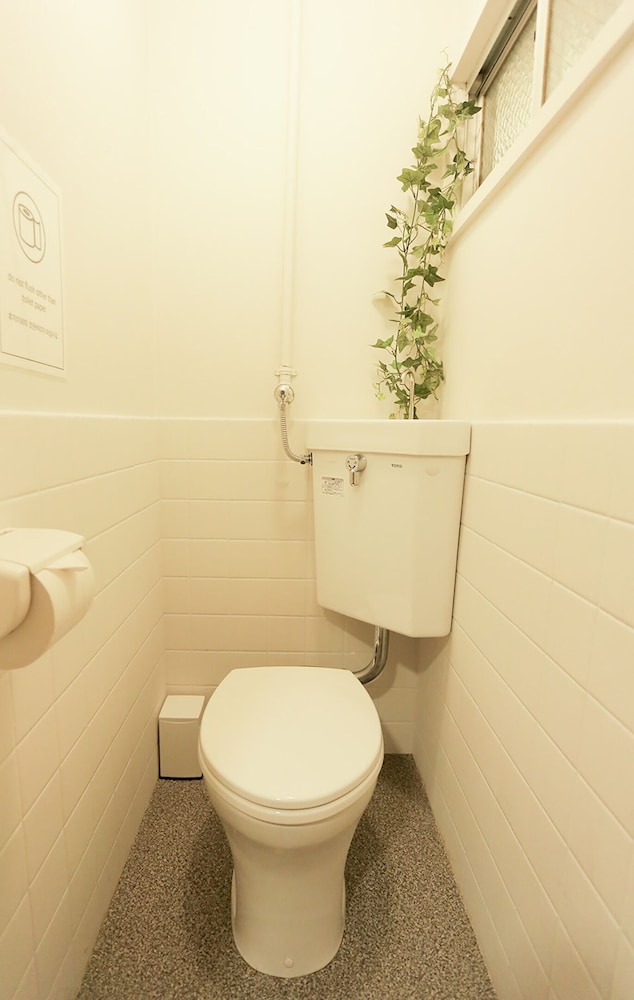 ツインルーム (1号室) バスルーム1 | コインズホステル天神