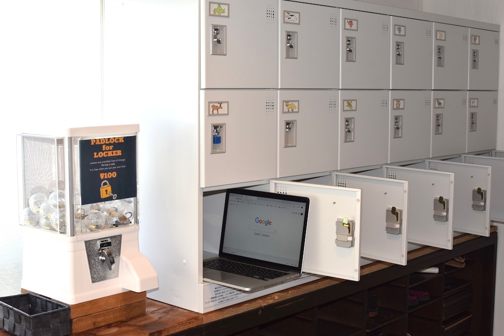 エコノミー 4 人部屋 共用バスルーム セーフティボックス0 | 登別ゲストハウス赤と青