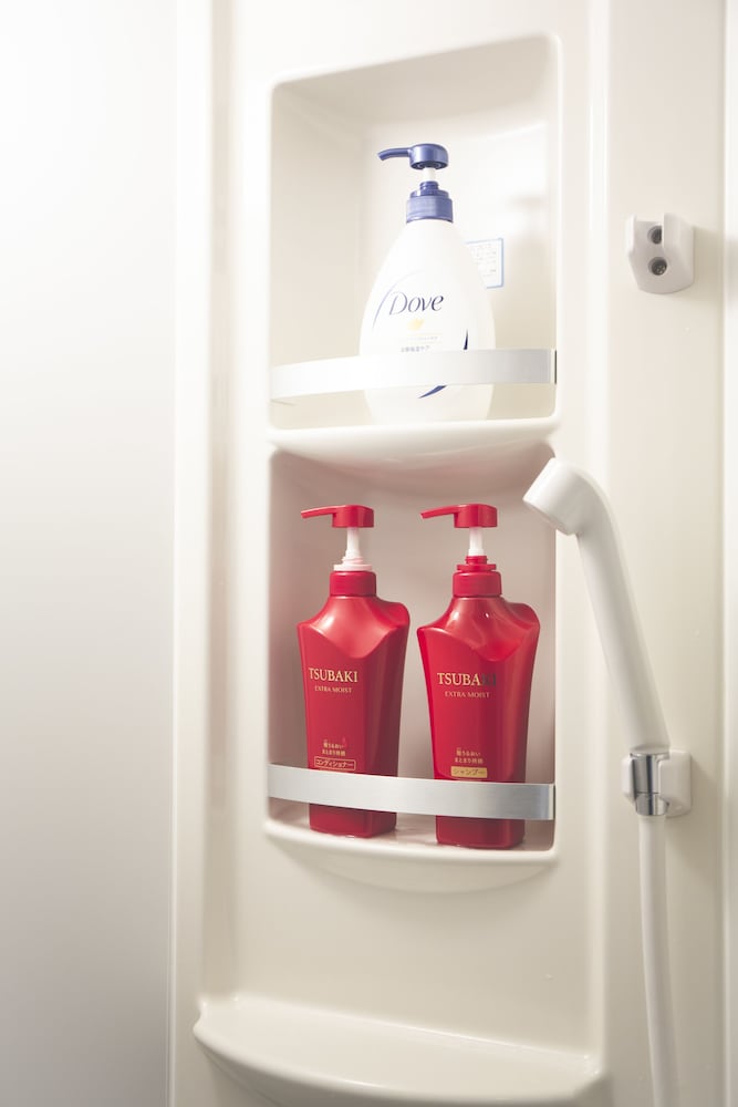 エコノミー 4 人部屋 共用バスルーム バスルームのシャワー0 | 登別ゲストハウス赤と青