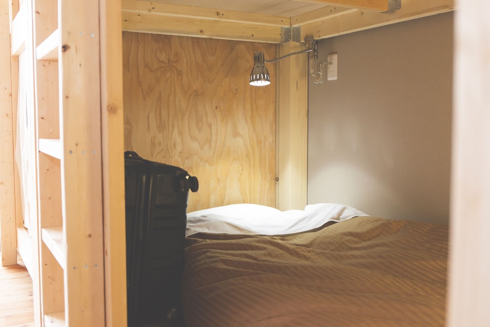 エコノミー 4 人部屋 共用バスルーム 客室2 | 登別ゲストハウス赤と青