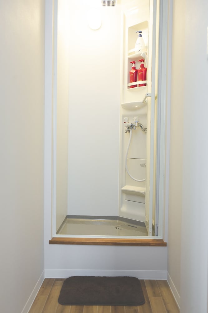 エコノミー 4 人部屋 共用バスルーム バスルーム0 | 登別ゲストハウス赤と青