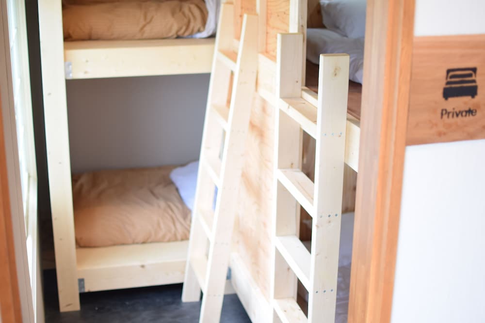 エコノミー 4 人部屋 共用バスルーム | 登別ゲストハウス赤と青