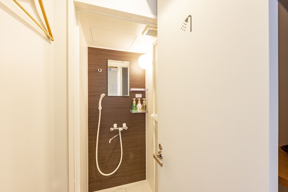 ダブルルーム 共用バスルーム バスルームのシャワー1 | Plat Hostel Keikyu Asakusa Station