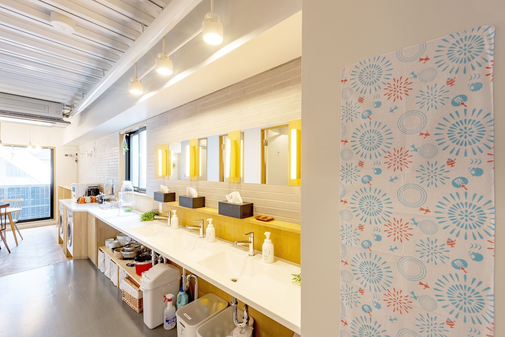 ダブルルーム 共用バスルーム バスルームのシンク2 | Plat Hostel Keikyu Asakusa Station