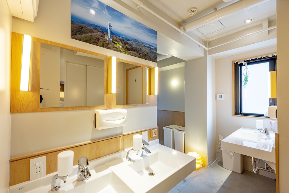 ダブルルーム 共用バスルーム バスルームのシンク1 | Plat Hostel Keikyu Asakusa Station