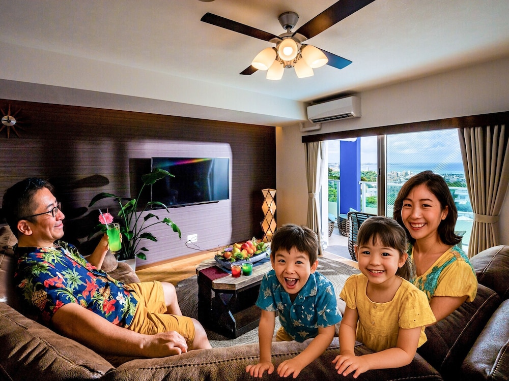 プレミアオーシャンスイート　1-6名利用（トップフロア　104.5平米　3LDK） リビング エリア4 | ザ・サンセットビレッジ沖縄北谷