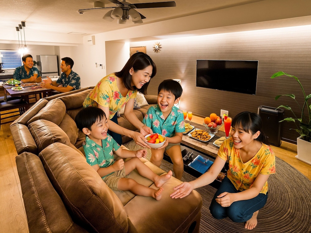 プレミアオーシャンスイート　1-6名利用（トップフロア　104.5平米　3LDK） リビング エリア2 | ザ・サンセットビレッジ沖縄北谷