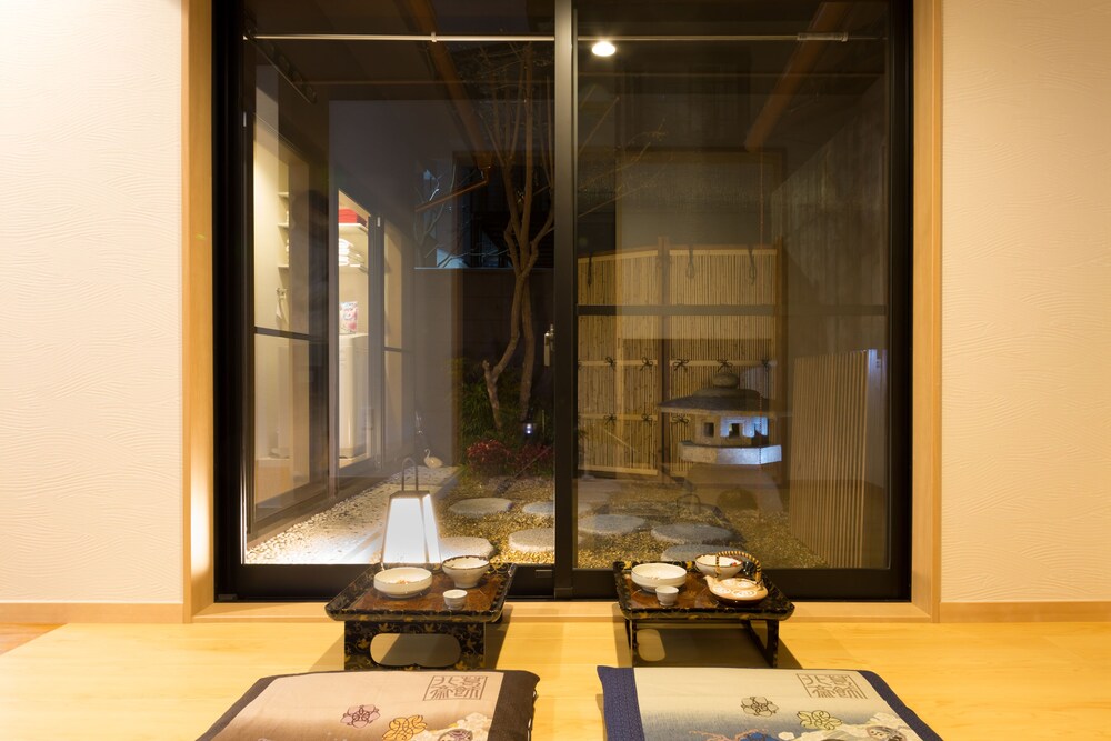 ファミリー ルーム 客室内のダイニングエリア1 | 京の町白鳳