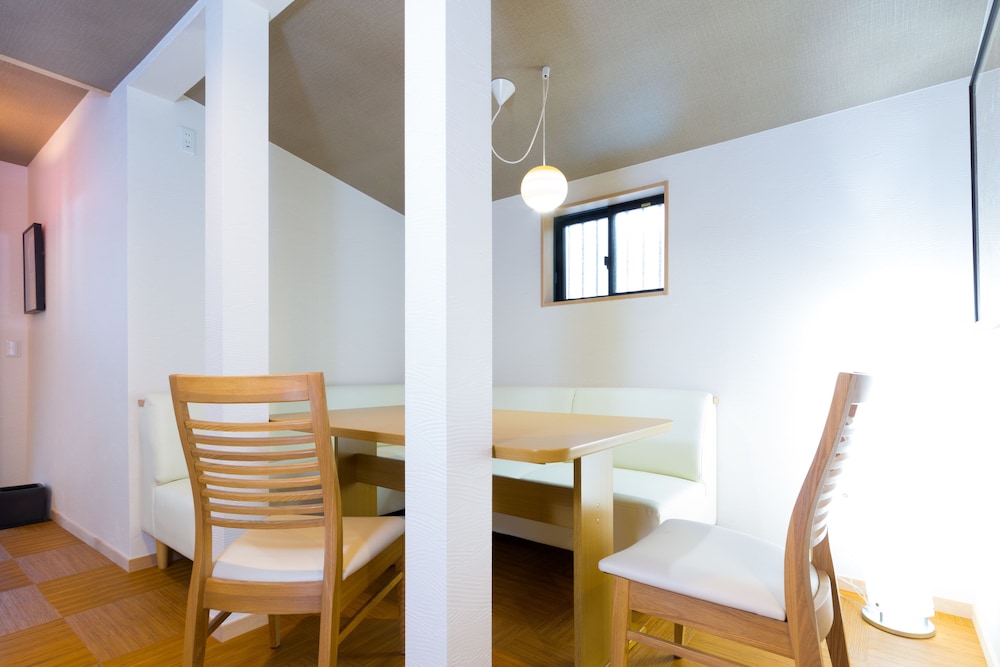 ファミリー ルーム 客室内のダイニングエリア0 | 京の町白鳳