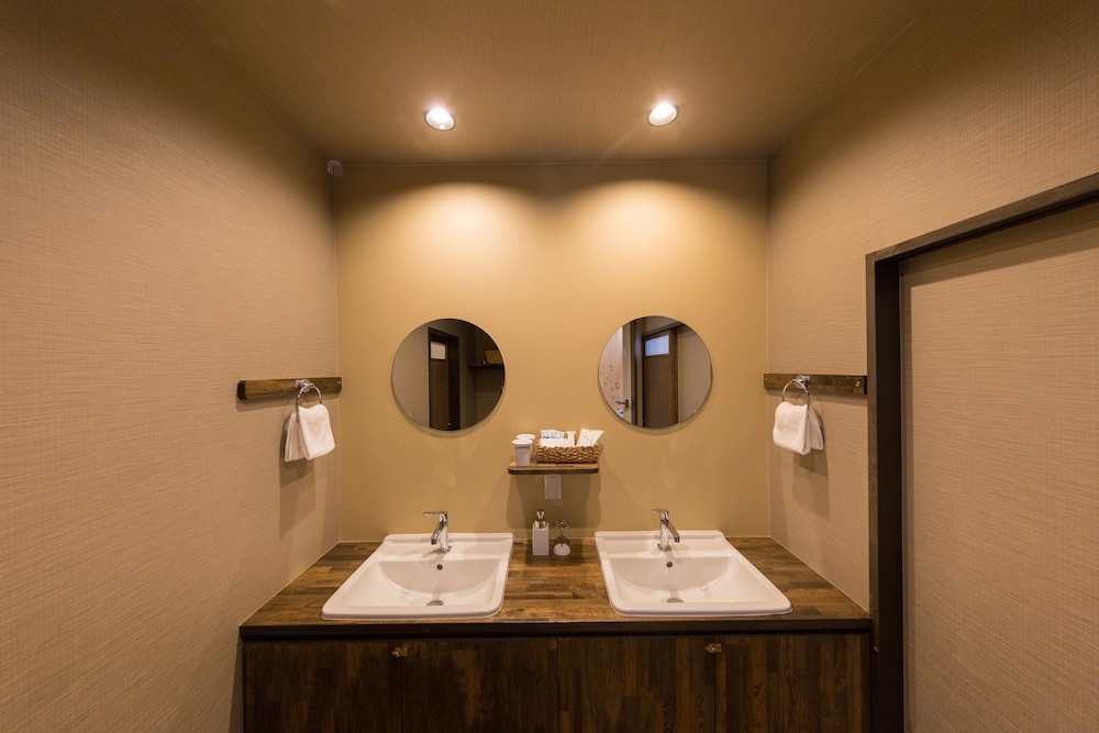 京町家 (施設からのEメールに必ずご返信ください) バスルームのシンク1 | SEN 東寺・魚美津