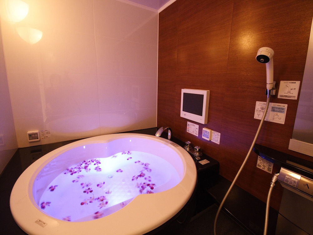 ジュニア スイート 喫煙可 バスルームの設備0 | ホテルバリアンリゾート東名川崎 I.C 店 - 大人限定