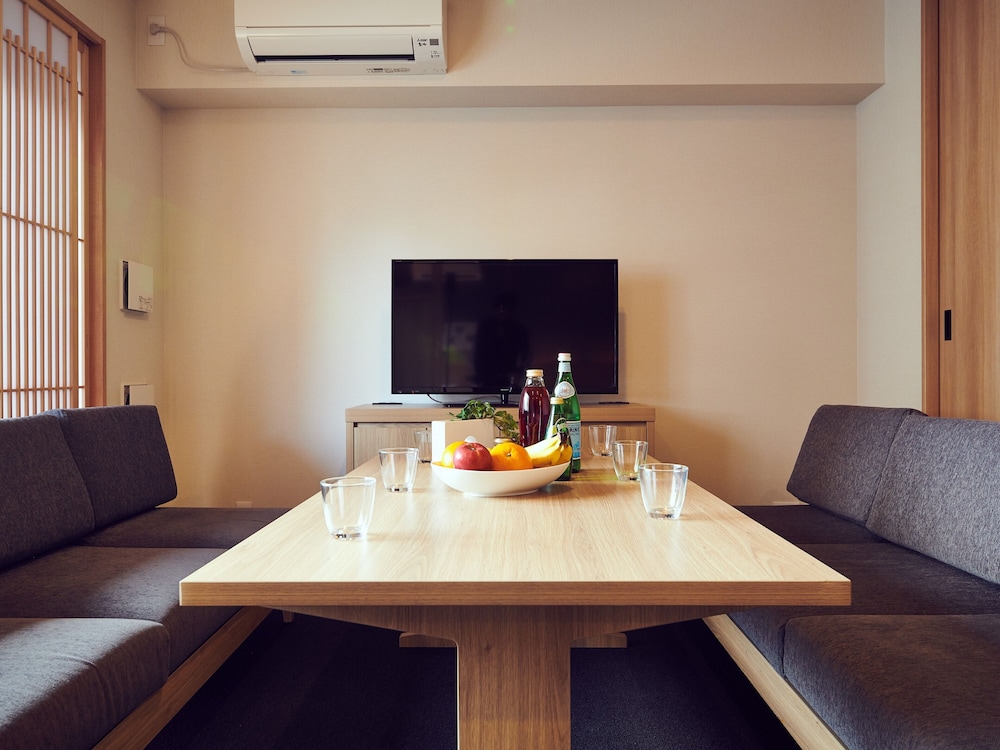 デラックス1ベットルームジャパニーズアパートメント 客室内のダイニングエリア0 | MIMARU京都 新町三条
