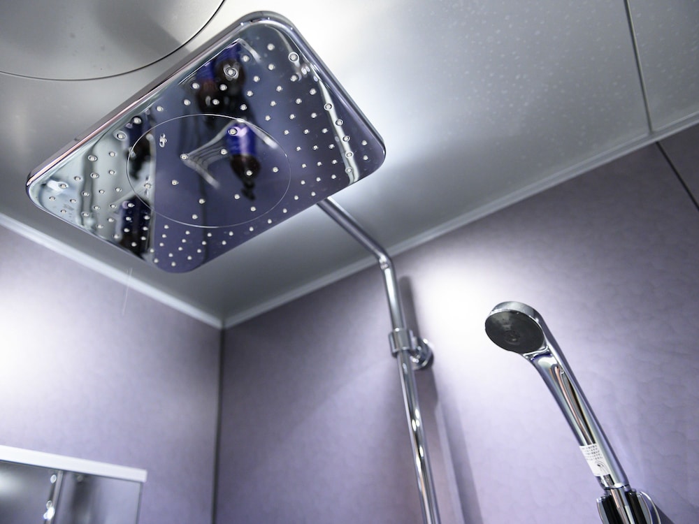 ジャパニーズアパートメント 5人用 バスルームのシャワー0 | MIMARU京都 新町三条