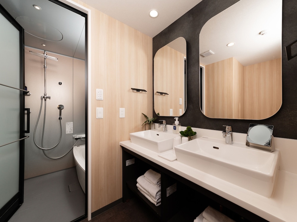 デラックス1ベットルームファミリーアパートメント バスルーム1 | MIMARU京都 新町三条