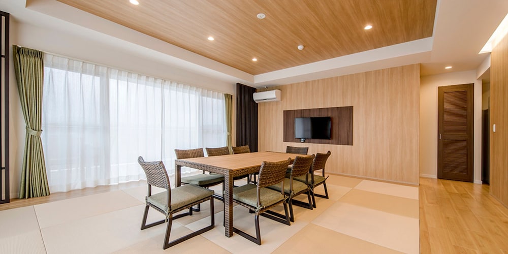 デラックスルーム 定員1-4名 リビング エリア1 | リエッタ中山