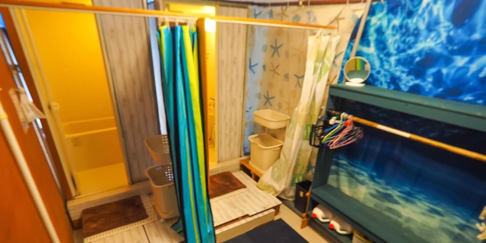 2人部屋 鍵付き 共用バスルーム0 | ゲストハウス 美ら宿石垣島 - ホステル