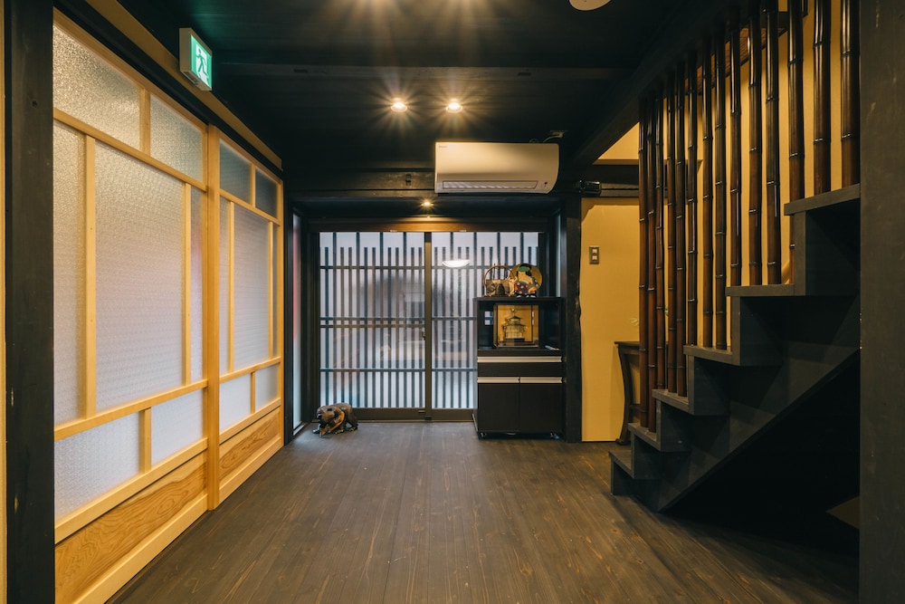 京町家一棟貸し リビング エリア1 | 美盧三条梅宮町邸