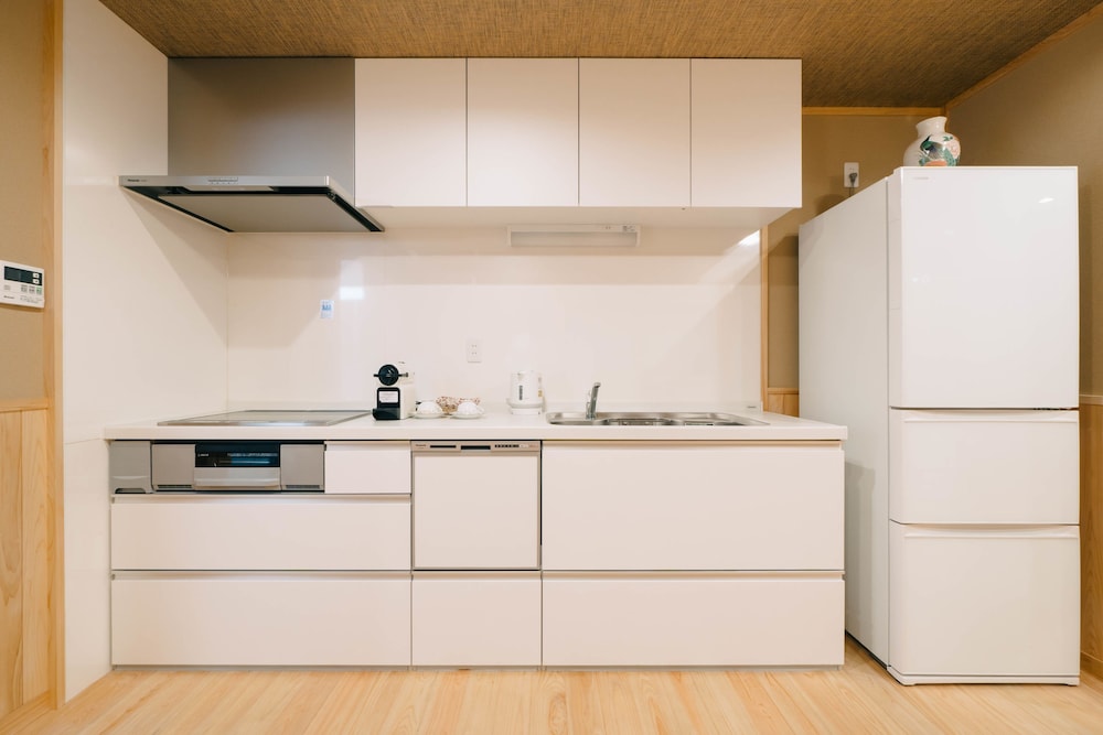 京町家一棟貸し 専用キッチン0 | 美盧四条西院邸