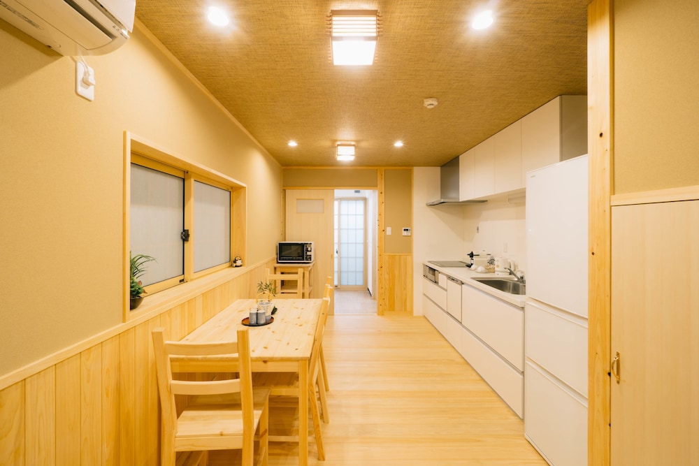 京町家一棟貸し リビング エリア1 | 美盧四条西院邸