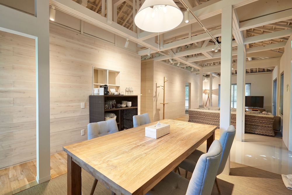 1棟貸しヴィラ 客室内のダイニングエリア1 | アダンリゾート 太陽～Tida～