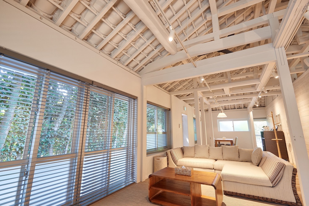 1棟貸しヴィラ リビングルーム1 | アダンリゾート 太陽～Tida～