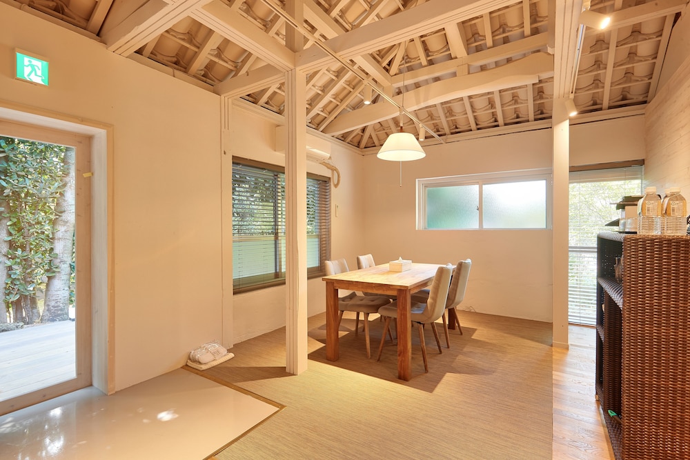 1棟貸しヴィラ 客室内のダイニングエリア0 | アダンリゾート 太陽～Tida～