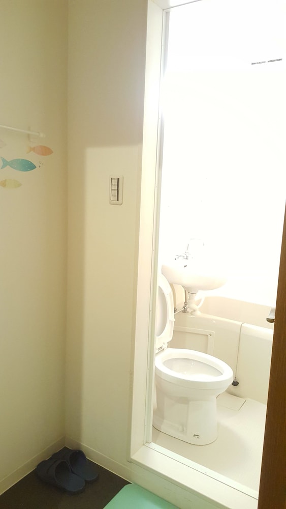 ベーシック 4 人部屋 共用バスルーム バスルーム0 | 新宿 Sky Capsule