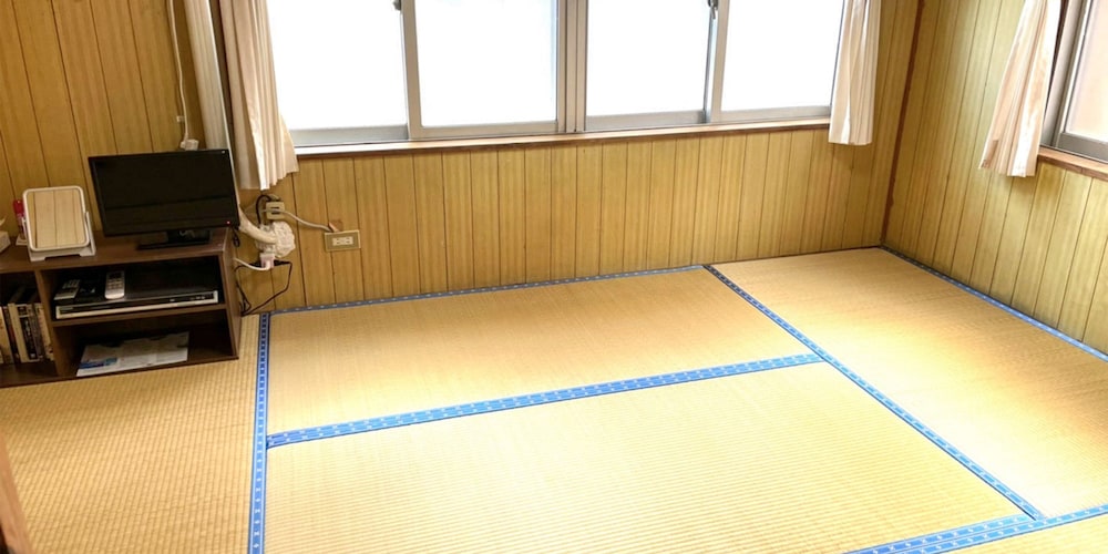 和室 3人部屋 共用バスルーム 客室1 | ゲストハウスえみっくす石垣島