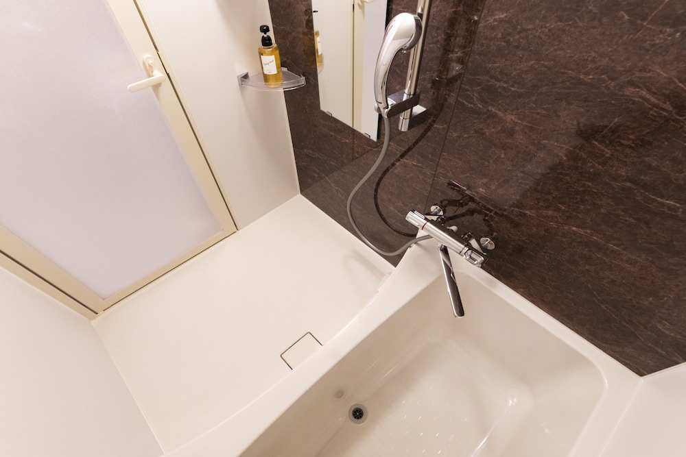 ダブルルーム バスルーム0 | Mr.KINJO エミネンス inn 牧志