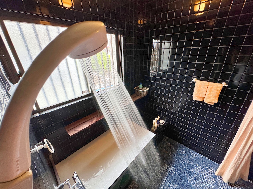 エコノミー ツインルーム 共用バスルーム 共用バスルーム0 | ゲストハウス あしびな