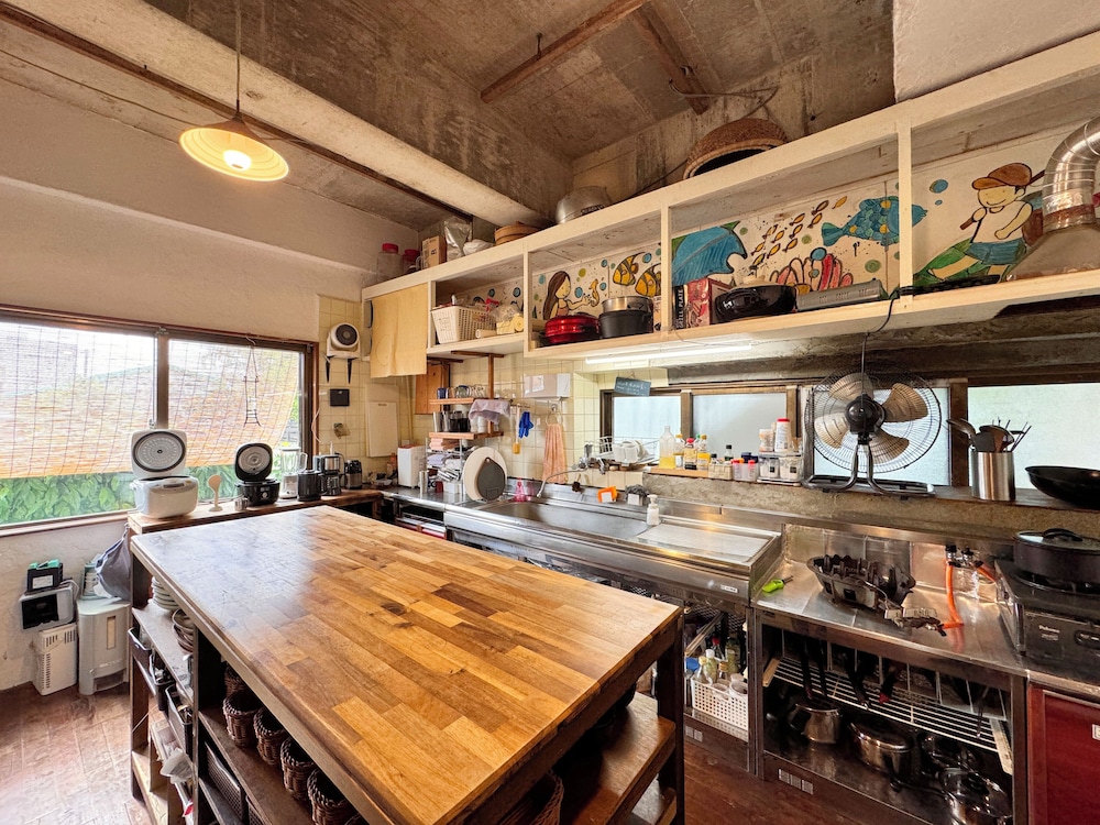 エコノミー ツインルーム 共用バスルーム 共用キッチン1 | ゲストハウス あしびな