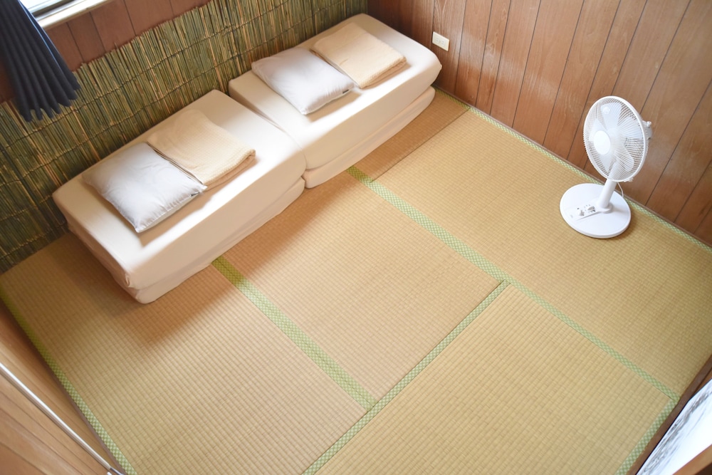 エコノミー ツインルーム 共用バスルーム 客室3 | ゲストハウス あしびな