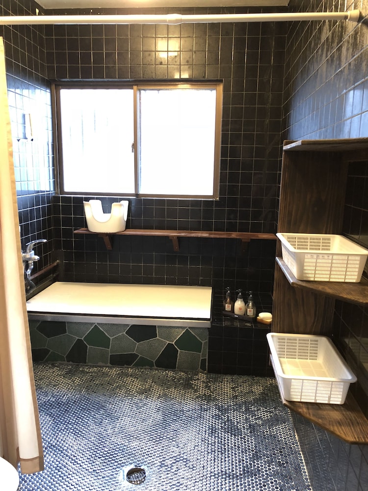 エコノミー ツインルーム 共用バスルーム バスルーム1 | ゲストハウス あしびな