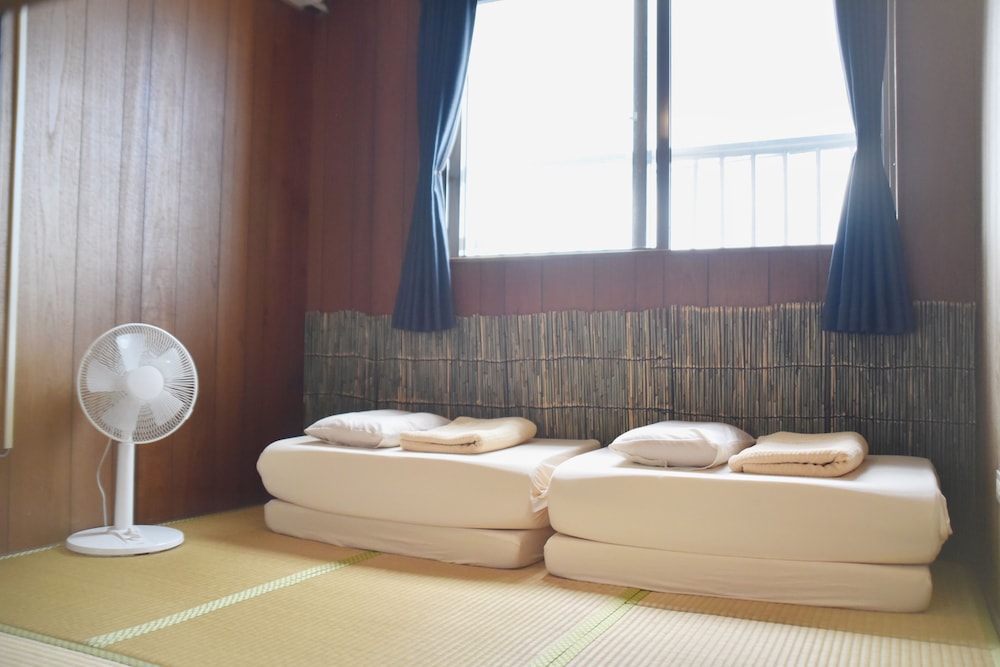 エコノミー ツインルーム 共用バスルーム 客室4 | ゲストハウス あしびな