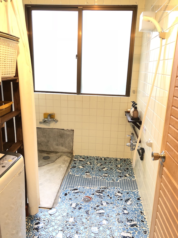 エコノミー ツインルーム 共用バスルーム バスルーム0 | ゲストハウス あしびな