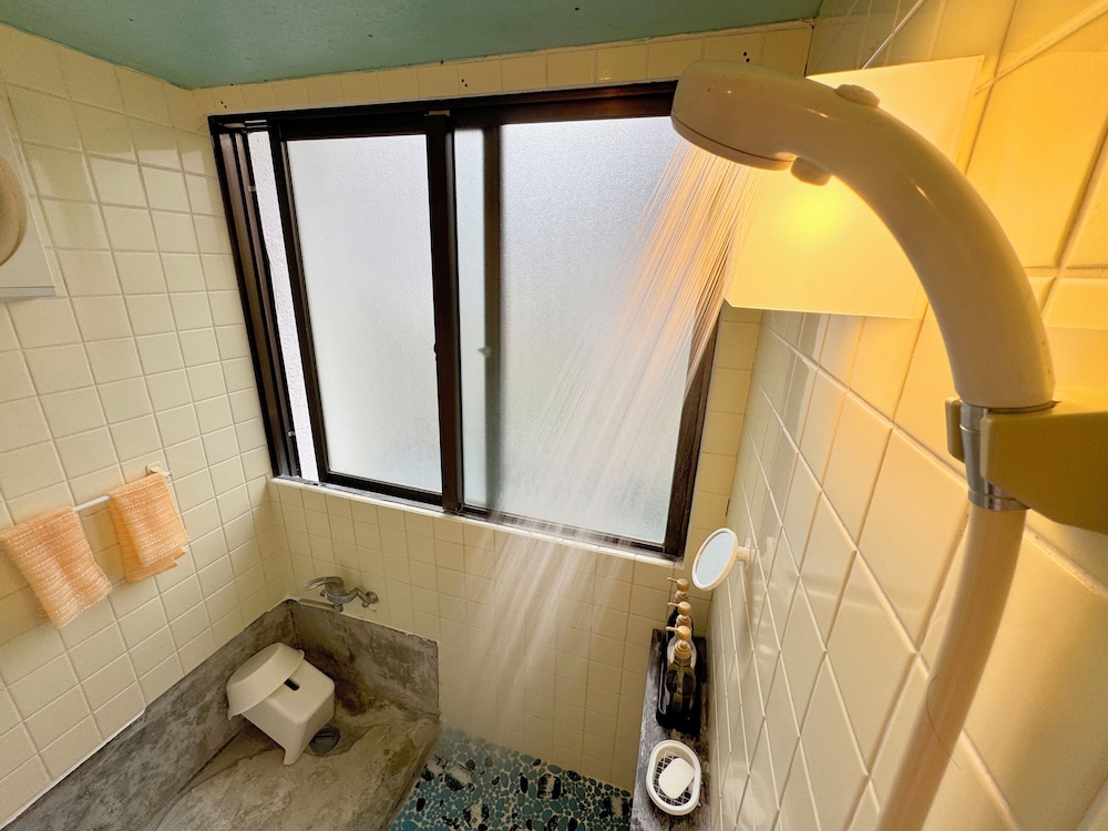 エコノミー ツインルーム 共用バスルーム バスルームのシャワー0 | ゲストハウス あしびな