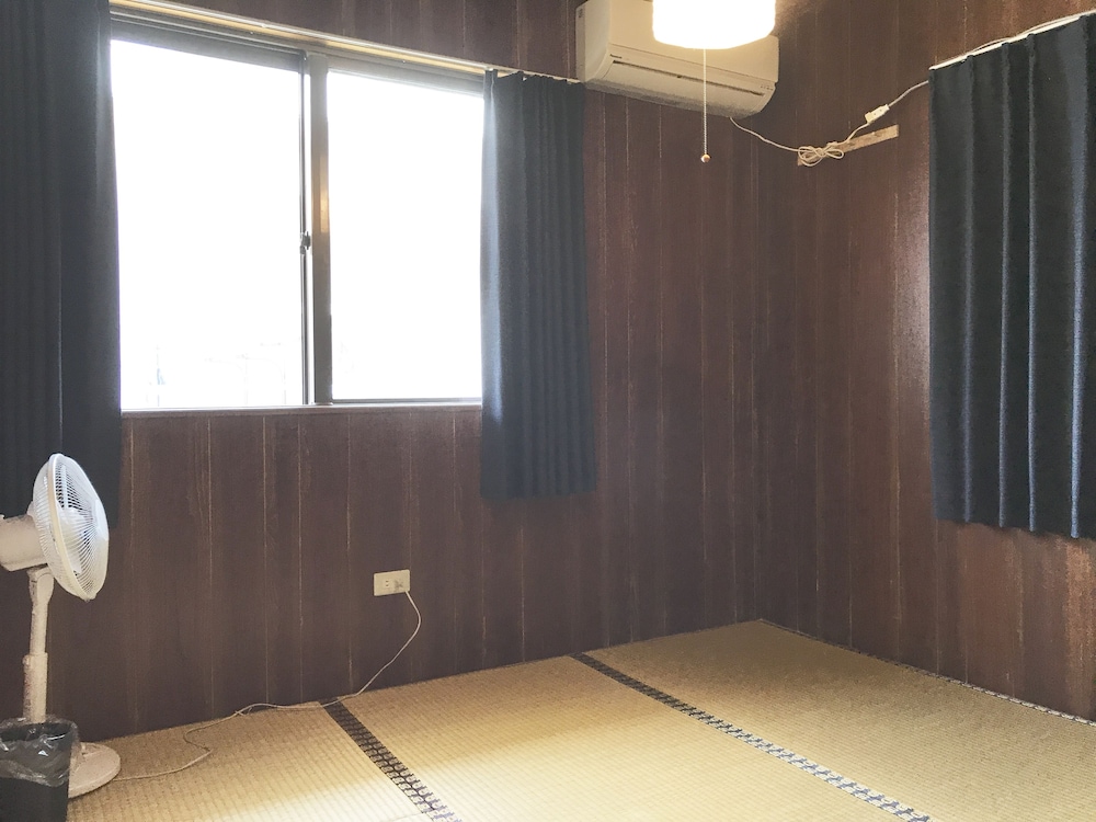 エコノミー ツインルーム 共用バスルーム 客室2 | ゲストハウス あしびな