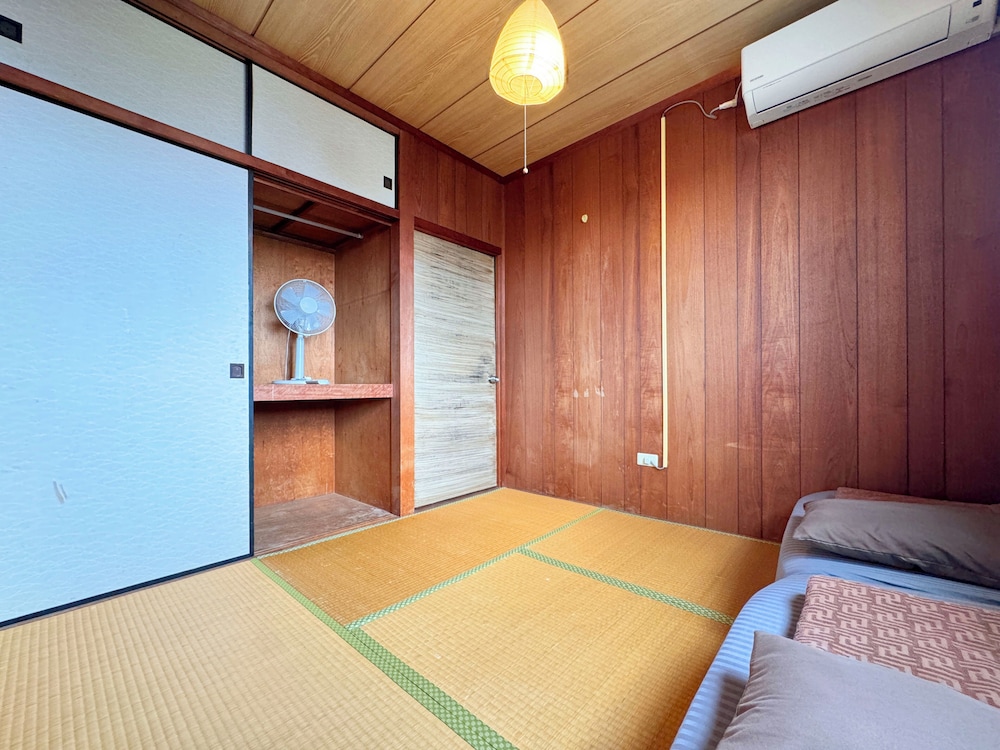 エコノミー ツインルーム 共用バスルーム 客室9 | ゲストハウス あしびな