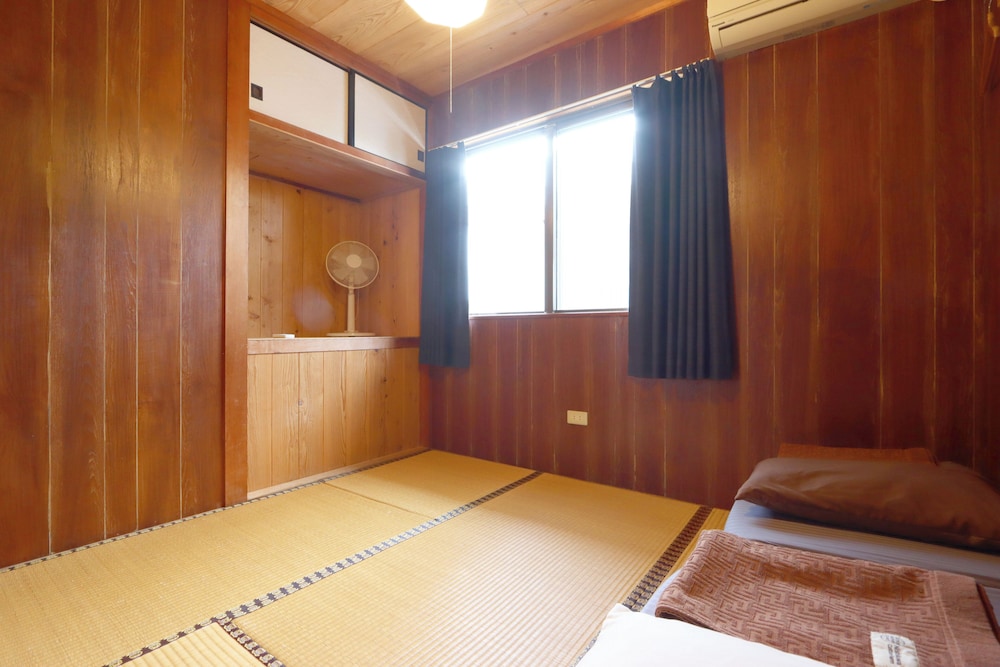 エコノミー ツインルーム 共用バスルーム 客室8 | ゲストハウス あしびな