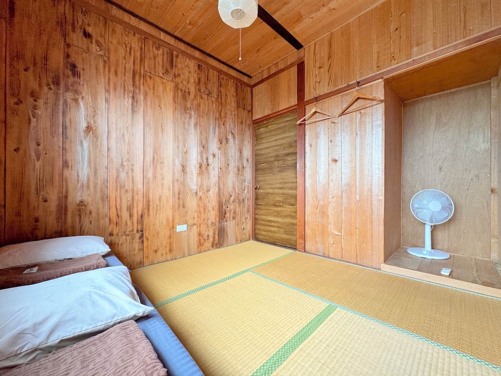 エコノミー ツインルーム 共用バスルーム 客室11 | ゲストハウス あしびな