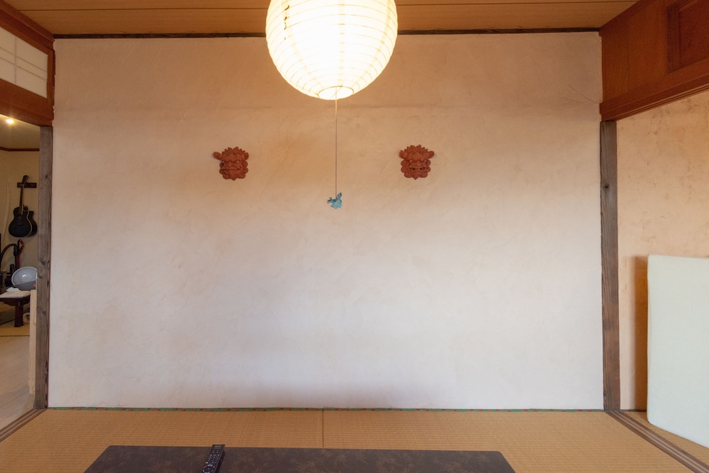 エコノミー ツインルーム 共用バスルーム リビング エリア0 | ゲストハウス あしびな