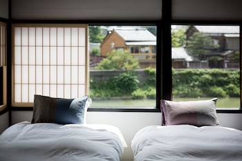 東山あり月