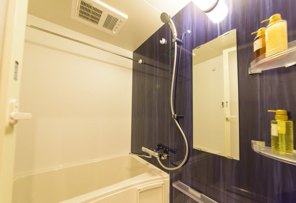 スタンダード ダブルルーム バスルーム0 | Mr.KINJO in MINAMIUEBARU