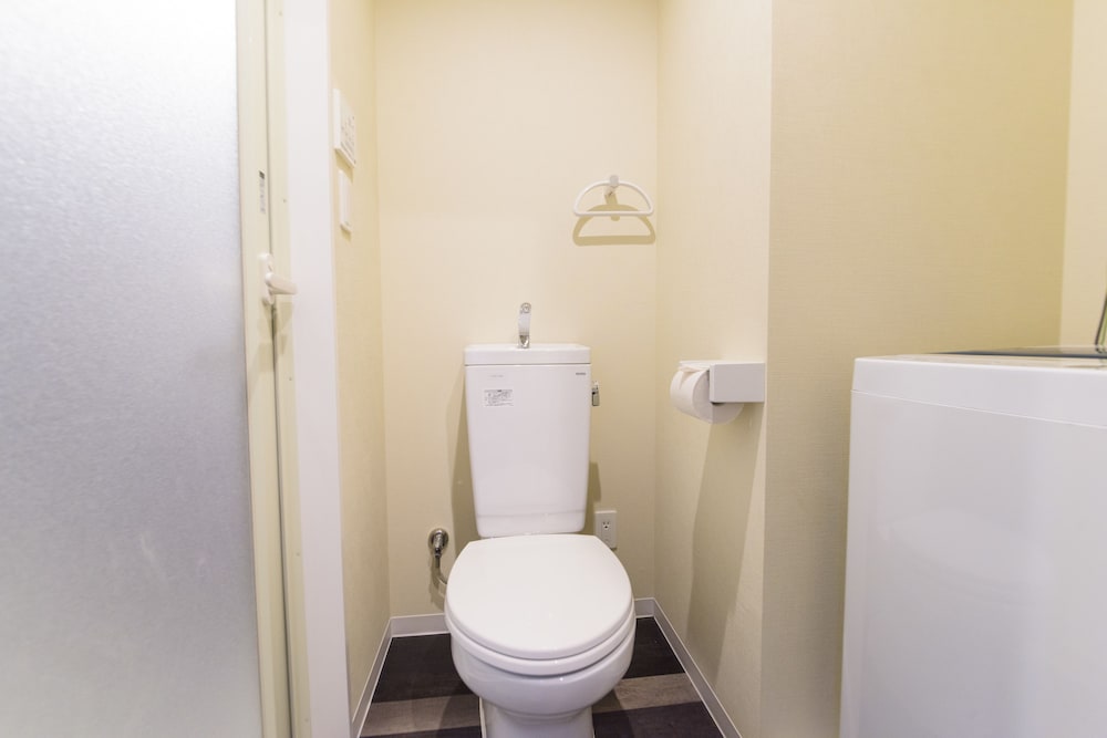 スタンダード ダブルルーム バスルーム1 | Mr.KINJO in MINAMIUEBARU