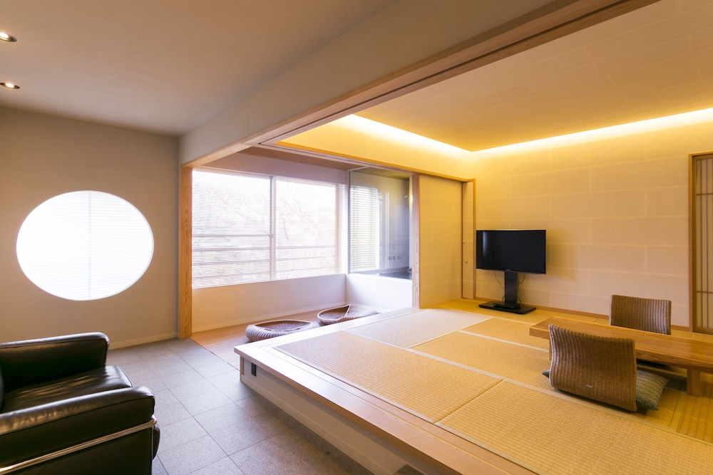 温泉付きプレミアム 和洋室「葵」-aoi- 客室3 | 旅館 吉田屋