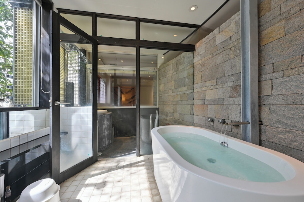 温泉付きハイグレード 洋和室「桜」-sakura- バスルーム0 | 旅館 吉田屋