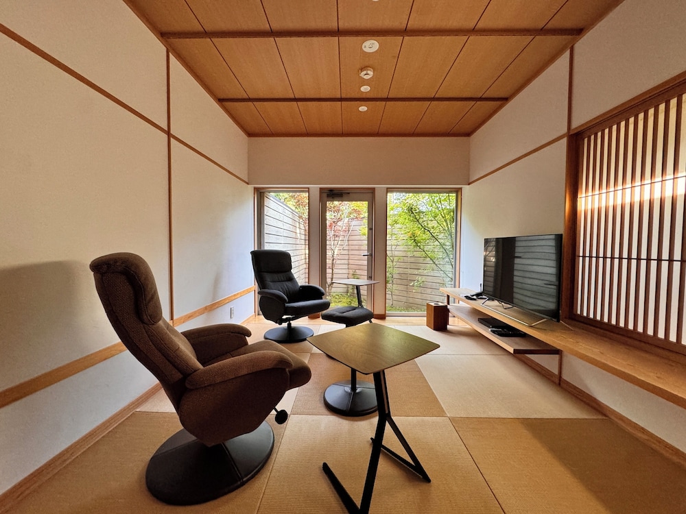 温泉付き和洋室「をりから」-離れ- 客室2 | 旅館 吉田屋