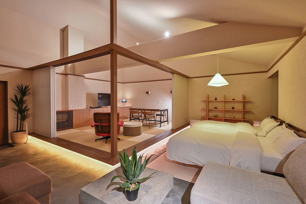 温泉付きハイグレード 和洋室 「譲葉」-Yuzuriha- 客室2 | 旅館 吉田屋