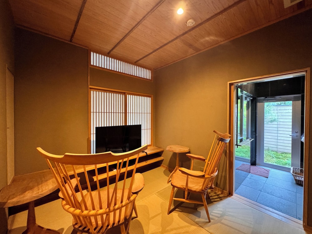 温泉付き和洋室「をりから」-離れ- 客室6 | 旅館 吉田屋